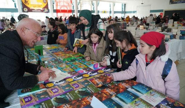 Erdemli'de yazarlar okuyucularla buluşuyor