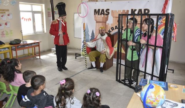 Köy okulundaki çocuklar ilk kez tiyatro ile buluştu