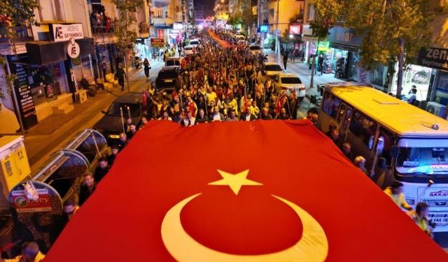 Erdemli'de binlerce kişi meşaleli bayrak yürüyüşüne katıldı
