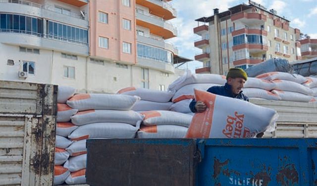 Gülnar'da koyun keçi yetiştiricilerine yemlik arpa dağıtımı gerçekleştirildi