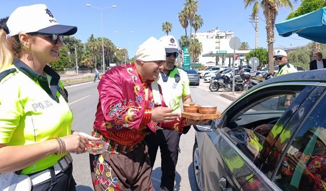 Silifke'de yoğurt ve çilek ikramlı trafik uygulaması