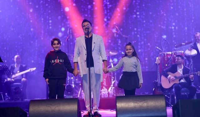 Ünlü Sanatçı Emrah Konserinde, Oğluyla Düet Yaptı