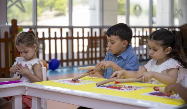 Büyükşehir'in Gülnar Çocuk Atölyesi'nde minikler sanatla öğreniyor