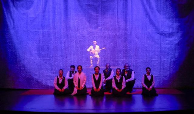 Yenişehir Belediyesi "Akif" oyununu öğrencilerle buluşturdu