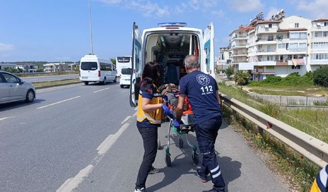 Antalya'da lastiği patlayan motosiklet devrildi: 2 yaralı