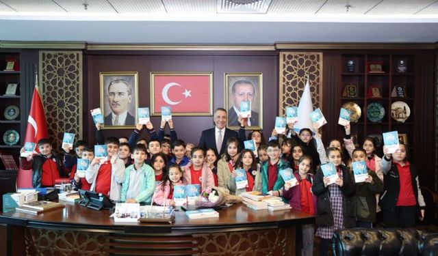 İlkokul öğrencileri, Sultangazi Belediye Başkanı Dursun'u ziyaret etti
