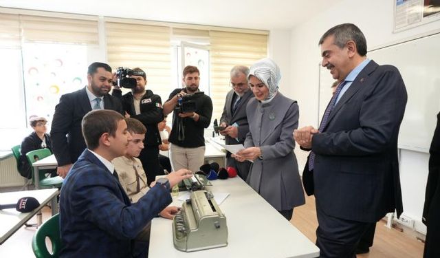 Bakan Tekin ve Göktaş, Görme Engelliler İmam Hatip Ortaokulunu ziyaret etti