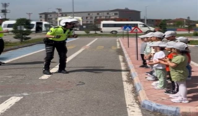 Trafik polisinden çocuklara: "Biz sizi korumak için ayıyı bile döveriz"
