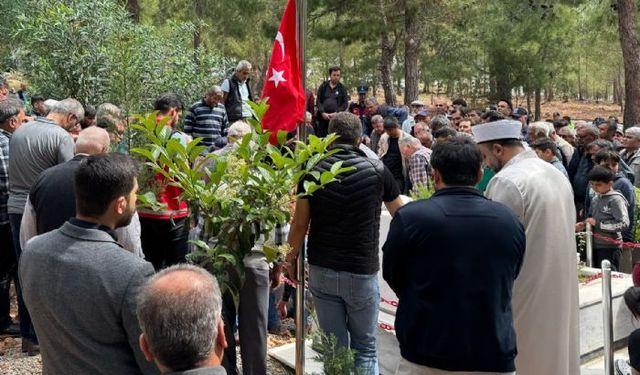 Gara şehidinin vefat eden annesi, oğlunun yanına defnedildi