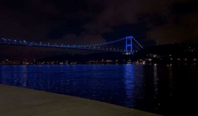 FSM köprüsü Engelliler Haftasında maviye büründü