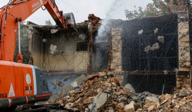 Yenişehir Belediyesi metruk binaları yıkmaya devam ediyor
