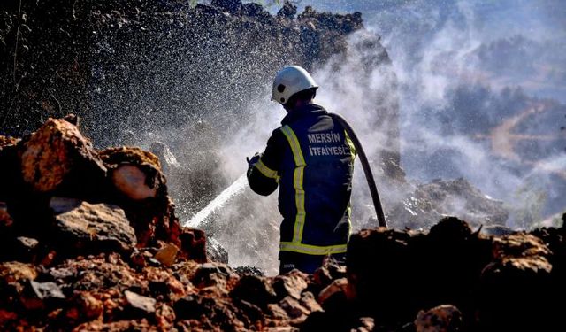 Büyükşehir İtfaiyesi 8 farklı noktada Gülnar'da yangınının söndürülmesine destek verdi