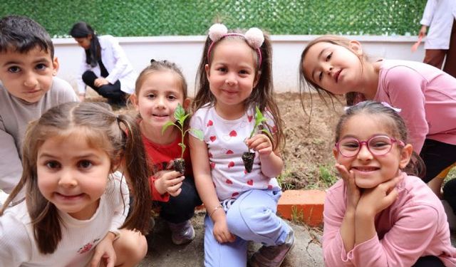 Toroslar Belediyesi çocuklara binlerce fide dağıttı