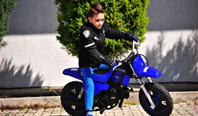 Babasıyla bindiği motosiklet tutkusu oldu; 6 yaşındaki Yağız motor yarışlarına hazırlanıyor