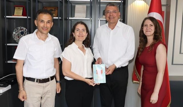 Silifke Belediye Başkanı Turgut’a Öğretmenlerden Anlamlı Hediye