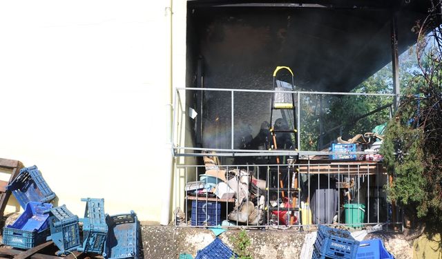 Antalya'da Evde Yangın Çıktı: 8 Yaşındaki Çocuk Parkta Bulundu