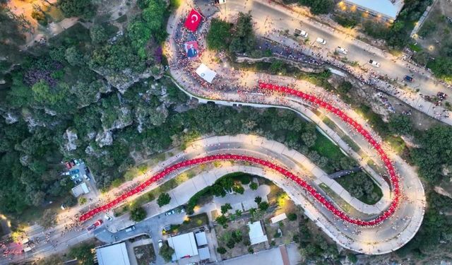 Antalya’da 19 Mayıs Coşkusu Fener Alayı ile Zirveye Ulaştı