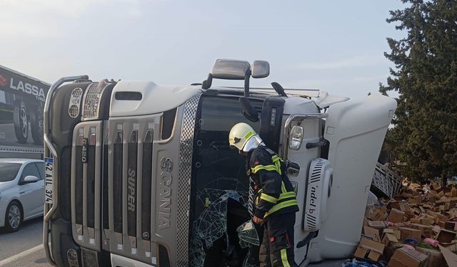 Tarsus'ta tır ve otomobilin karıştığı kaza otoyolu felç etti