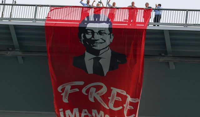 CHP’li Vekillerin Köprüye Astığı ‘Free İmamoğlu’ Pankartı Kaldırıldı, Soruşturma Başladı