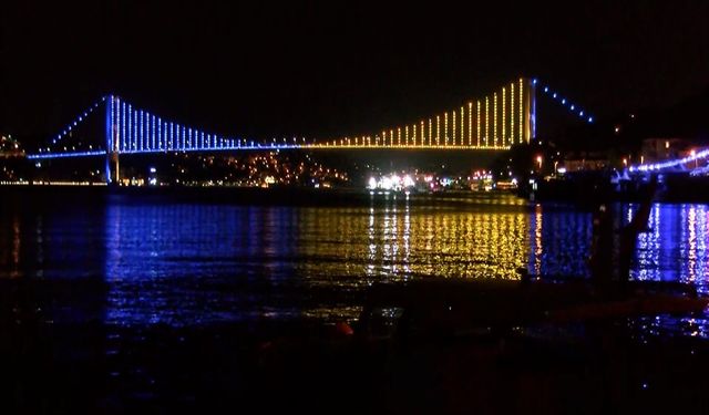 İstanbul Boğazı’nda Köprüler Sarı-Lacivert Renklerle Aydınlandı