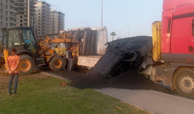 Tarsus’ta Tırdan Yola Plastik Hammadde Saçıldı