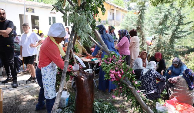 Adana’da 89 Yıllık Bayram Geleneği: Köy Sofrasında Buluşma