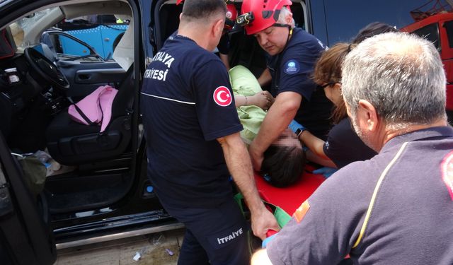 Antalya’da Tatilci Ailenin Minibüsü ile Otobüs Çarpıştı: 3 Yaralı