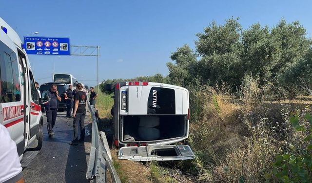 Antalya’da Tur Minibüsü Şarampole Yuvarlandı: 7 Yaralı