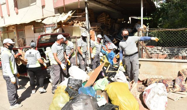 Antalya’da 6 katlı Binadan 20 Kamyon Çöp Çıkarıldı