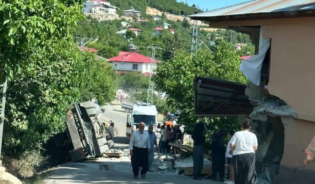 Mersin'de Eve Çarpan Kamyon Sürücüsü Hayatını Kaybetti