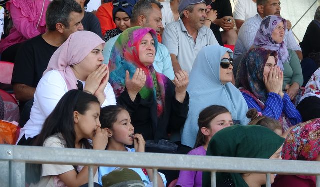 Erdemli'de Futbol Şöleni: Kadınların Tribün Desteği Turnuvaya Renk Kattı