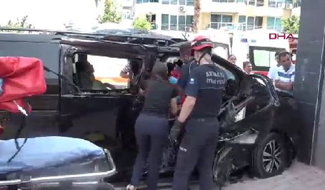 Antalya'da Otobüs ve Minibüs Çarpıştı: 3 Yaralı
