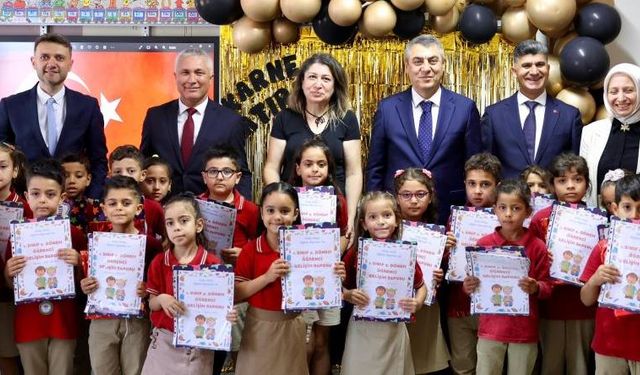 Mersinli Öğrencilere Protokolden Karne Hediyesi