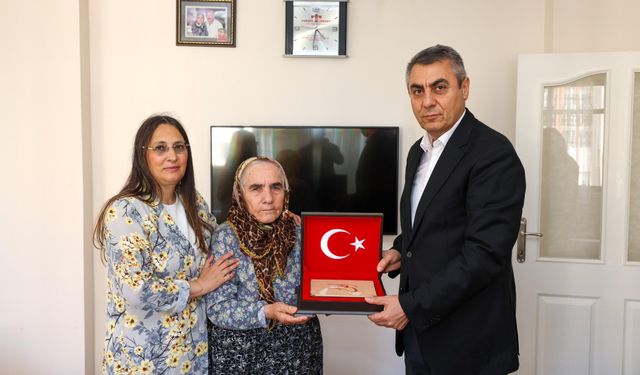 Vali Toros’tan Şehit Annesine Bayram Ziyareti