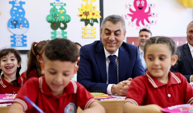 Mersin Valisi Toros, Öğrencilerin Karne Sevincine Ortak Oldu