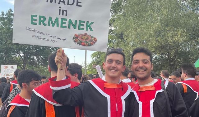 Ermenekli Gençler ODTÜ’den Mezun Oldu, Mizah Dolu Pankartları Gülümsetti