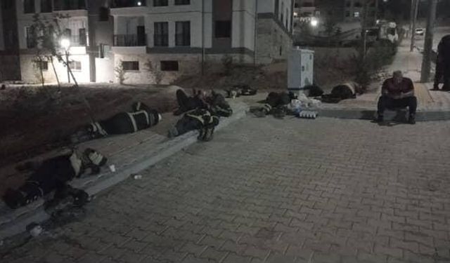 Yorgun Düşen Yangın Savaşçıları Yerde Uyuyarak Dinlendi
