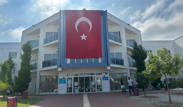 Türk Bayrağı Tabelayı Kapattı, Öğrenciler Sınava Geç Kaldı