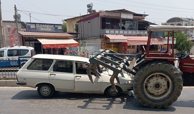 Tarsus'ta Trafik Kazası: Otomobil Traktöre Çarptı, 2 Yaralı