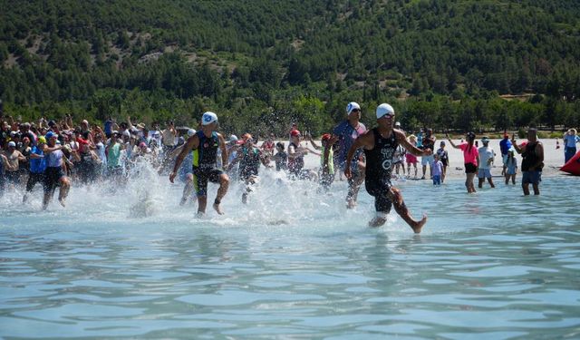 Salda Gölü’nde Nefes Kesen Triatlon: 344 Sporcu Doğayla Yarıştı