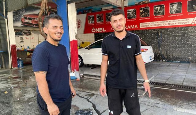 Sıcaktan Bunalan Köpeğin Oto Yıkamacı Rutinine Gülümseten Ziyareti