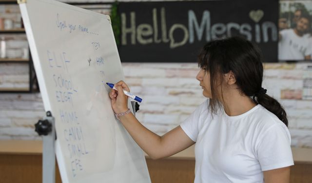 Mersin'de Hello Mersin Konuşma Kulübü'ne Yoğun İlgi: Ücretsiz İngilizce Eğitimi
