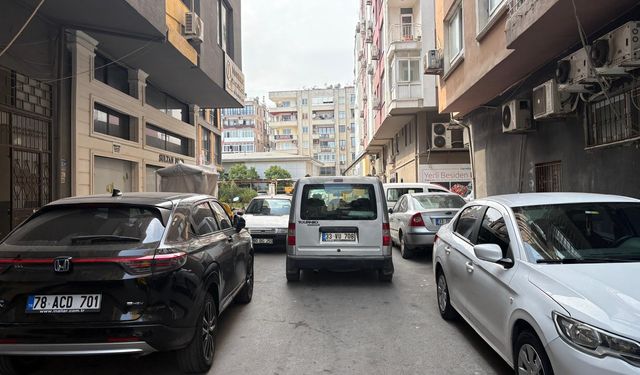 Yolun Ortasına Arabayı Park Etti: Sokak Trafiğe Kapandı