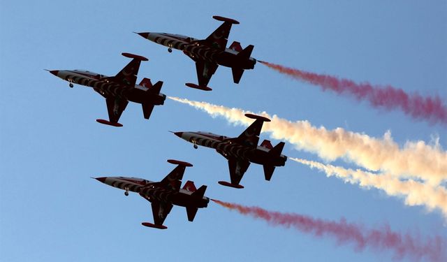 Türk Yıldızları Gösterisiyle Nefes Kesti
