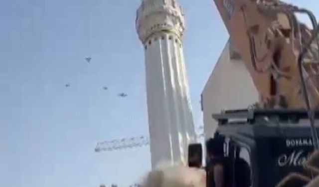 Depremde Hasar Gören Minare Kontrollü Şekilde Yıkıldı