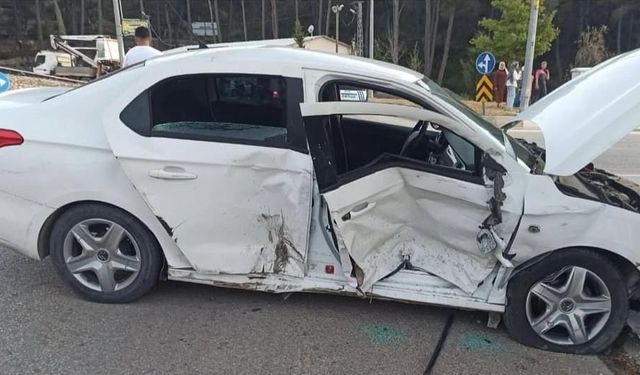 Hatay’da Ambulans ile Otomobil Çarpıştı: 5 Yaralı