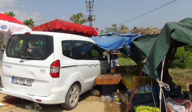 Yol Kenarındaki Araca Çarpan Sürücü Kaçtı, Tezgah Zarar Gördü