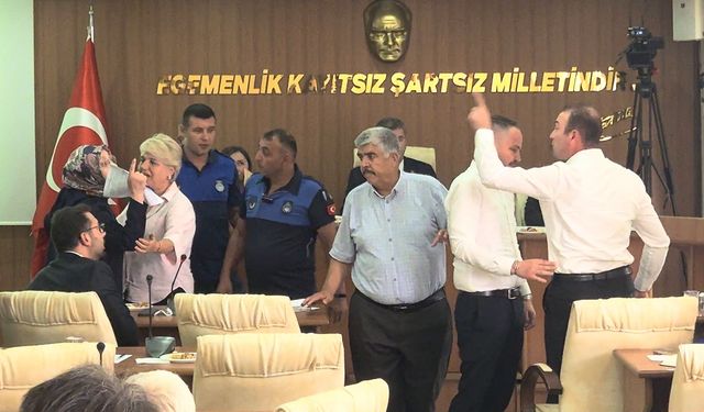 Burdur Belediye Meclisi’nde TOKİ Gerilimi: Oturuma Ara Verildi, AK Partililer Salonu Terk Etti