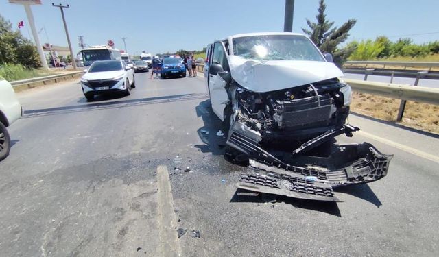 Tur Otobüsü Minibüs ile çarpıştı: 5’i Yabancı Uyruklu 6 Yaralı
