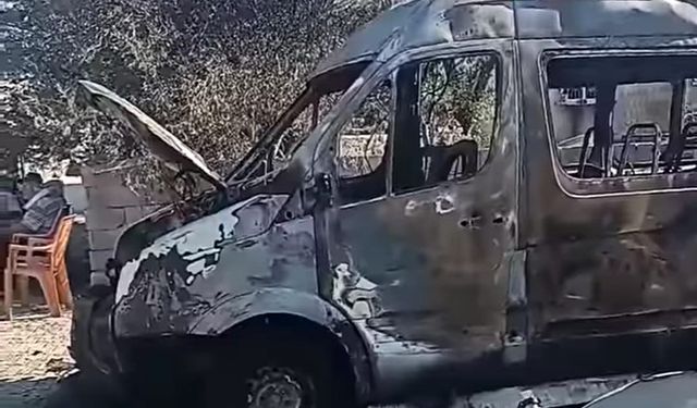 Kahramanmaraş’ta Park Halindeki Midibüs Alev Alev Yandı